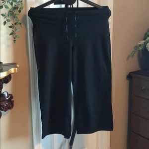 Lululemon 10/12 cropped pants. Mid calf.